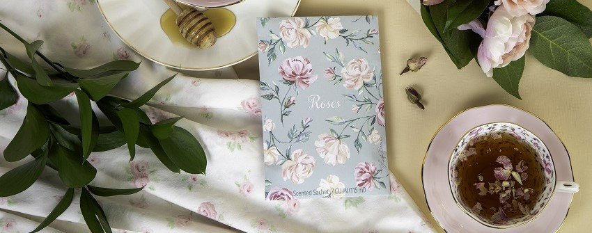 Fresh Scents Roses doftpåse med romantiskt rosdesign, placerad i ett ljust och elegant rum