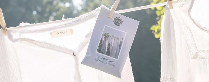 Bridgewater Laundry Line doftpåse med fräsch design, placerad i ett ljust rum för att ge känslan av nytvättade kläder
