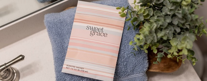 Bridgewater Sweet Grace doftpåse med elegant design, placerad i ett hemtrevligt rum