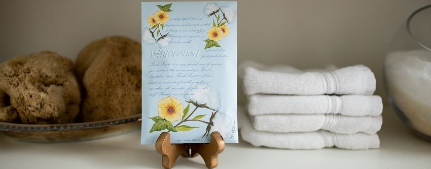 Fresh Scents White Cotton doftpåse med stilren design, placerad i ett ljust rum för en känsla av nytvättad fräschhet