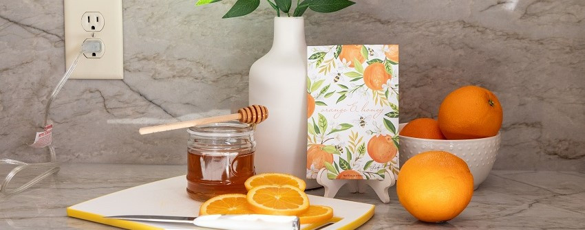 Fresh Scents Orange Honey doftpåse med varm och fruktig design, placerad i ett hemtrevligt rum för en söt citrusdoft
