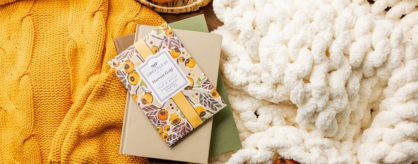 Harvest Gold doftpåse med höstinspirerad design – en gyllene doft av persimon, apelsinblom och cederträ