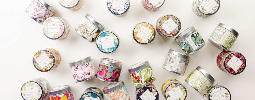 Plåtljus från Greenleaf med färgglada och blommiga lock, vackert arrangerade – House of Månsson