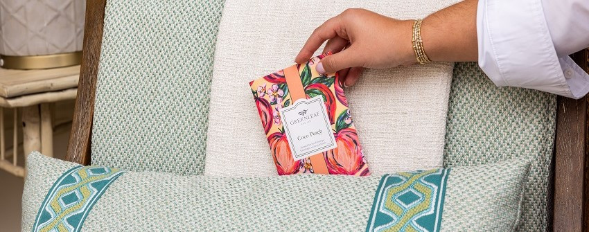 Doftpåse Coco Peach från Greenleaf placerad på en stol med dekorativa kuddar – House Of Månsson