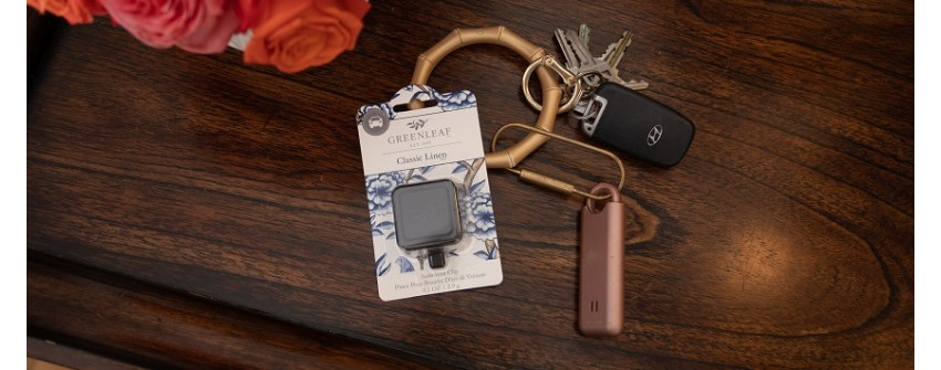Greenleaf Classic Linen doft för bil, liggande på ett träbord tillsammans med nyckelknippa och bilnyckel – House Of Månsson