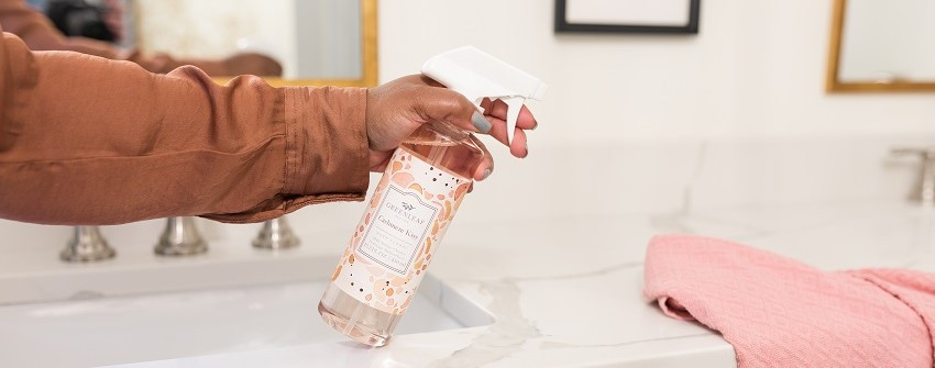 Multi-Surface Cleaner rengöringsmedel från Greenleaf hos House Of Månsson används på vit bänkskiva i badrumsmiljö, effektiv städprodukt som tar bort smuts, fett och avlagringar
