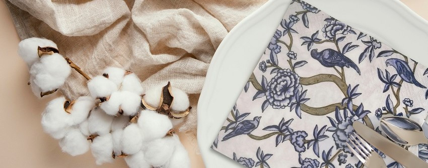 Servetter från Greenleaf med blått blommönster och fågelmotiv, stylad dukning i linne med bomullsgren – House Of Månsson