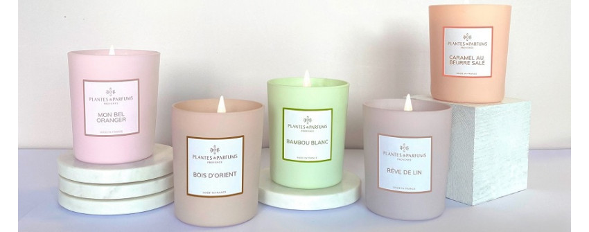 Fem exklusiva doftljus från Plantes & Parfums Provence i mjuka pastellfärger med dofterna Mon Bel Oranger, Bois d’Orient, Bambou Blanc, Rêve de Lin och Caramel au Beurre Salé, fotograferade i stilren produktmiljö hos House Of Månsson.