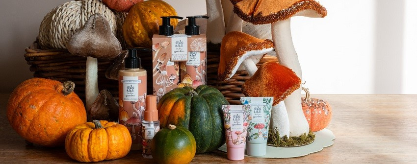 House Of Månsson In The Garden kollektion med handtvål, lotion, läppvård och hudvårdsprodukter arrangerade med höstpumpor, gröna prydnadspumpor och dekorativa svampar i varma höstfärger.