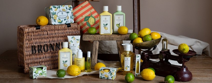 Bronnley Lemon Collection med citrondoftande kroppsvård, handvård, tvål, Eau Fraîche och presentset arrangerade med färska citroner och limefrukter i elegant livsstilsmiljö – House Of Månsson