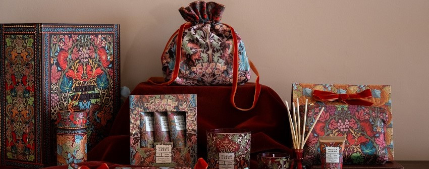 William Morris At Home presentkollektion med adventskalender, doftljus, reed diffuser, handkrämer, kroppsvård och dekorativa presentset i ikoniska William Morris-mönster – House Of Månsson