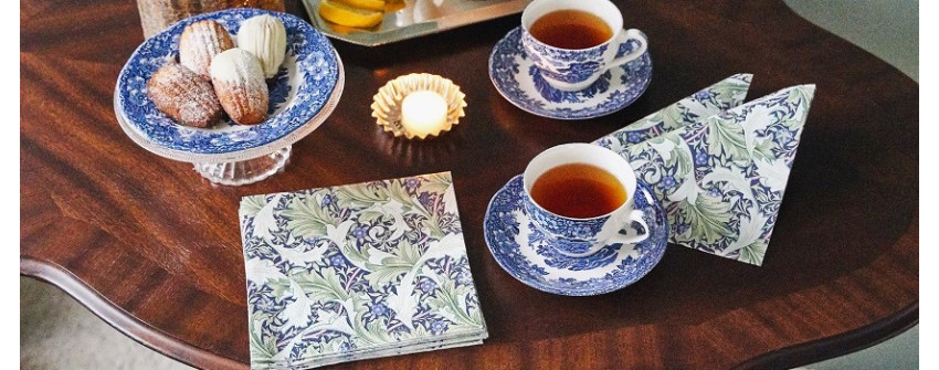 William Morris servetter på elegant dukat bord med blåvitt porslin, tekoppar och bakverk för afternoon tea från House Of Månsson