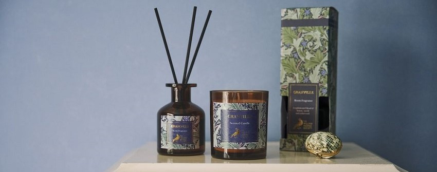 William Morris Grapefruit doftpinnar och doftljus från House Of Månsson presenterade tillsammans i elegant brun glasdesign med dekorativ förpackning inspirerad av klassiska William Morris-mönster.