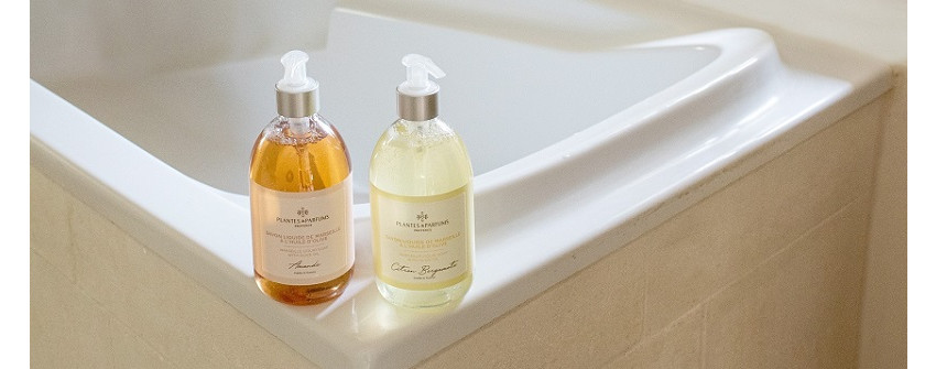 lytande handtvål och duschtvål från Plantes & Parfums vid badkar i exklusivt badrum – naturliga dofter och fransk kroppsvård | House Of Månsson